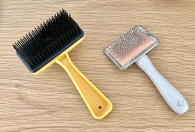 100均ブラシとお気に入りスリッカーブラシ